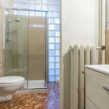 Vittoria Apartments: Viale Dante *